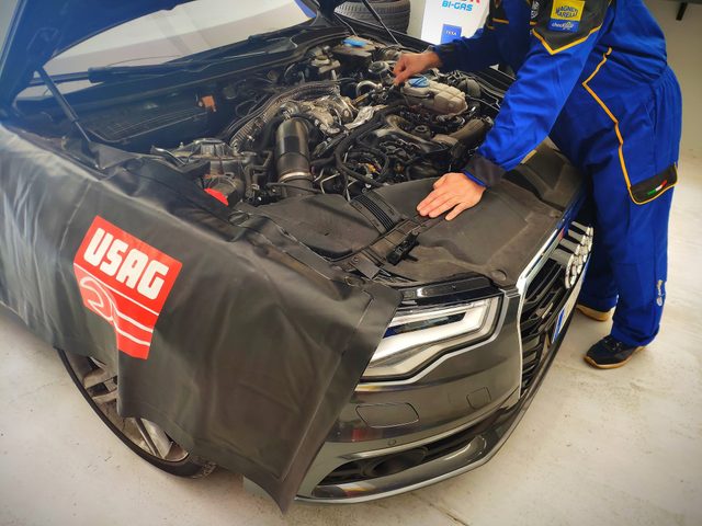 Tecnico FB Parts al lavoro sotto una vettura sul ponte sollevatore