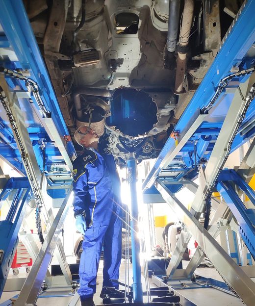 Tecnico FB Parts al lavoro sul vano motore di una vettura in officina